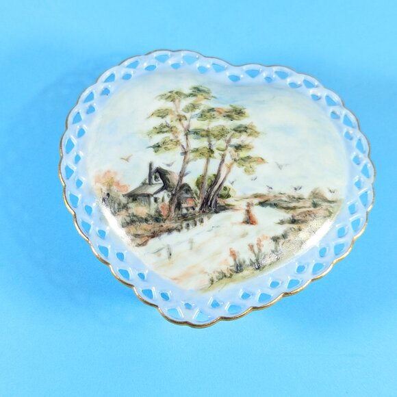 Heart shaped porcelain trinket box, hand painted pastoral scene on pierced lid - Picture 2 of 10